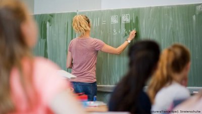 Сколько зарабатывают школьные учителя в Германии и дарят ли им подарки?