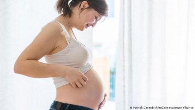 В Германии рекомендуют вакцинировать беременных и кормящих женщин