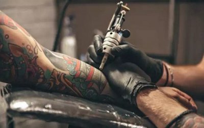 ЕС хочет запретить зеленые и синие татуировки
