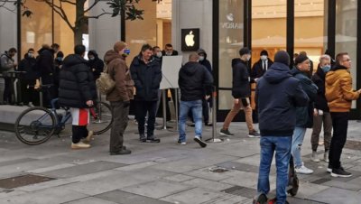 Фанаты iPhone опять выстроились в очередь перед Apple Store