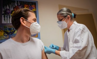 Канцлер Австрии Себастьян Курц привился от коронавируса вакциной AstraZeneca